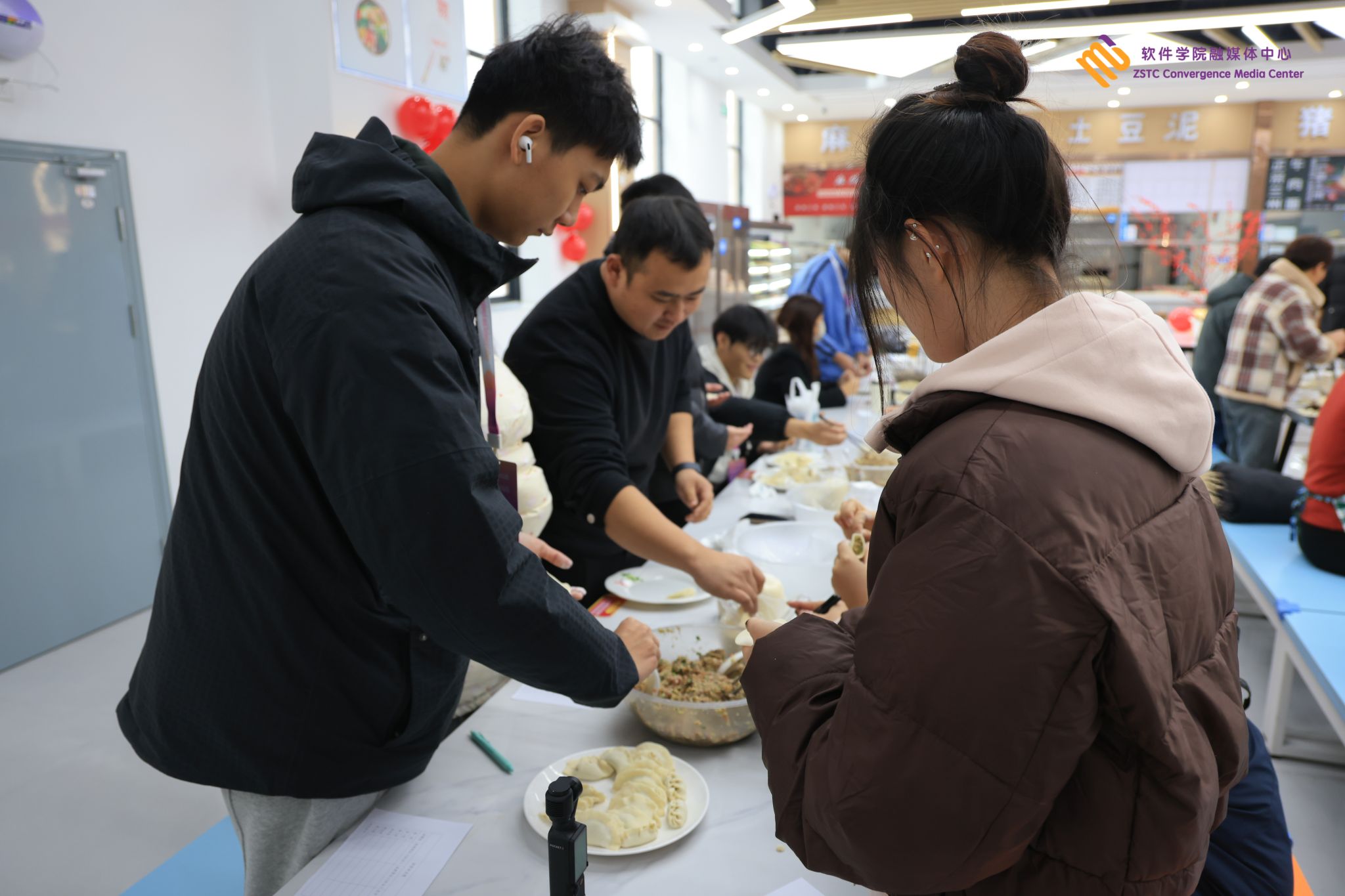包揽幸福”生活老师包饺子大赛