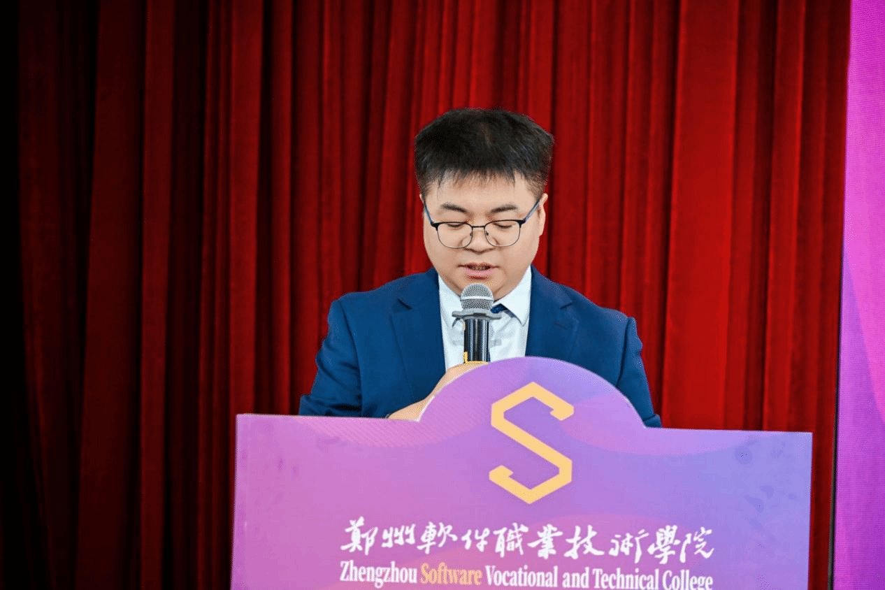 典礼在童趣满满的暖场表演中温情开启