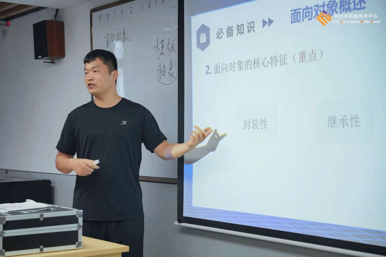 教务处处长王利凯出席会议