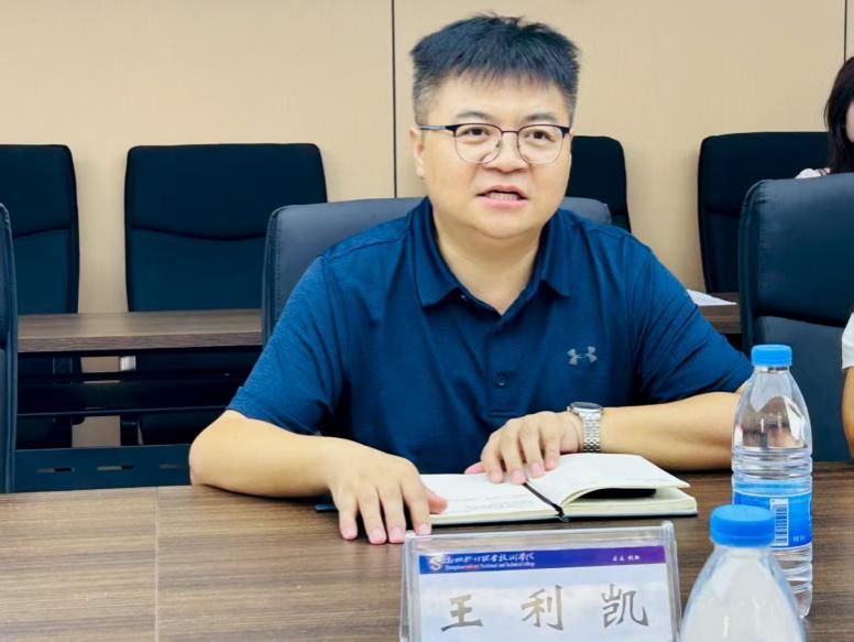 骨干教师热情接待并参与研讨