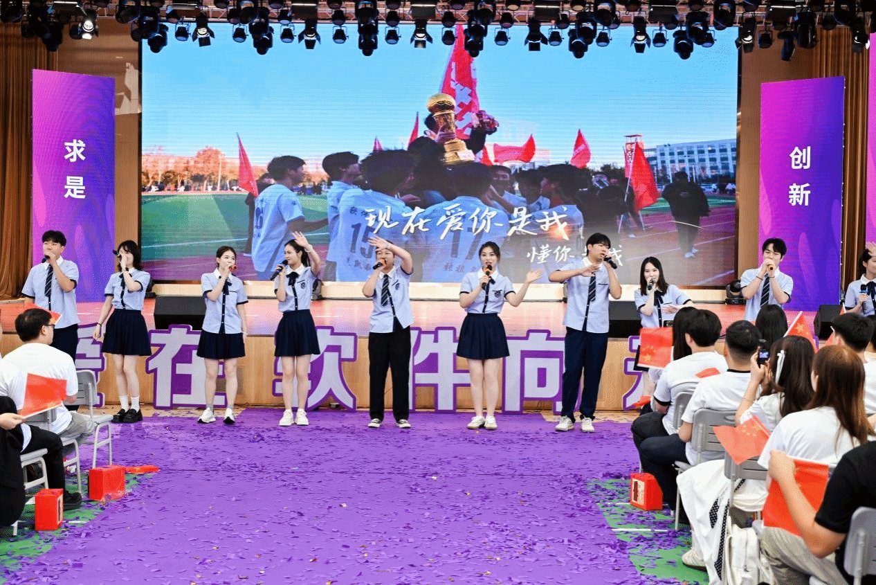 他深情回顾了学子们三年来与母校相伴成