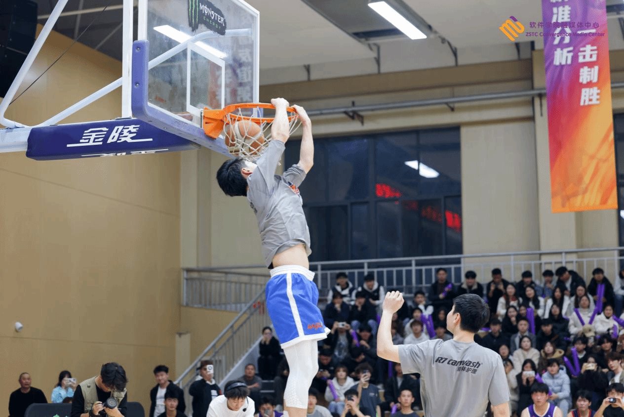 国旗护卫队迈着铿锵有力的步伐护送国旗
