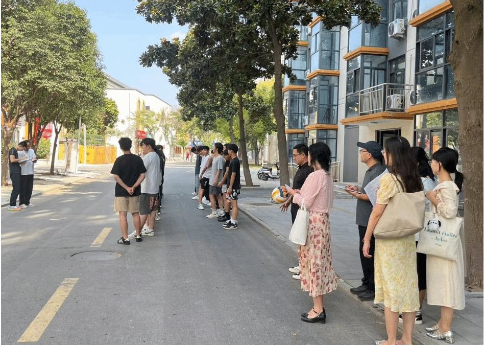 英语教研室开展了⼀场别开⽣⾯的教研活