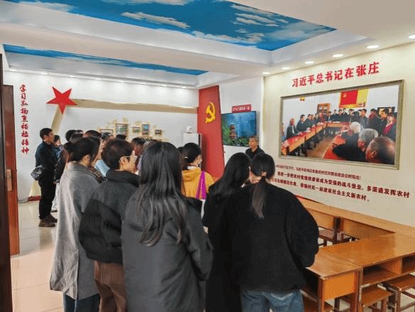 教师们首先前往了焦裕禄烈士墓