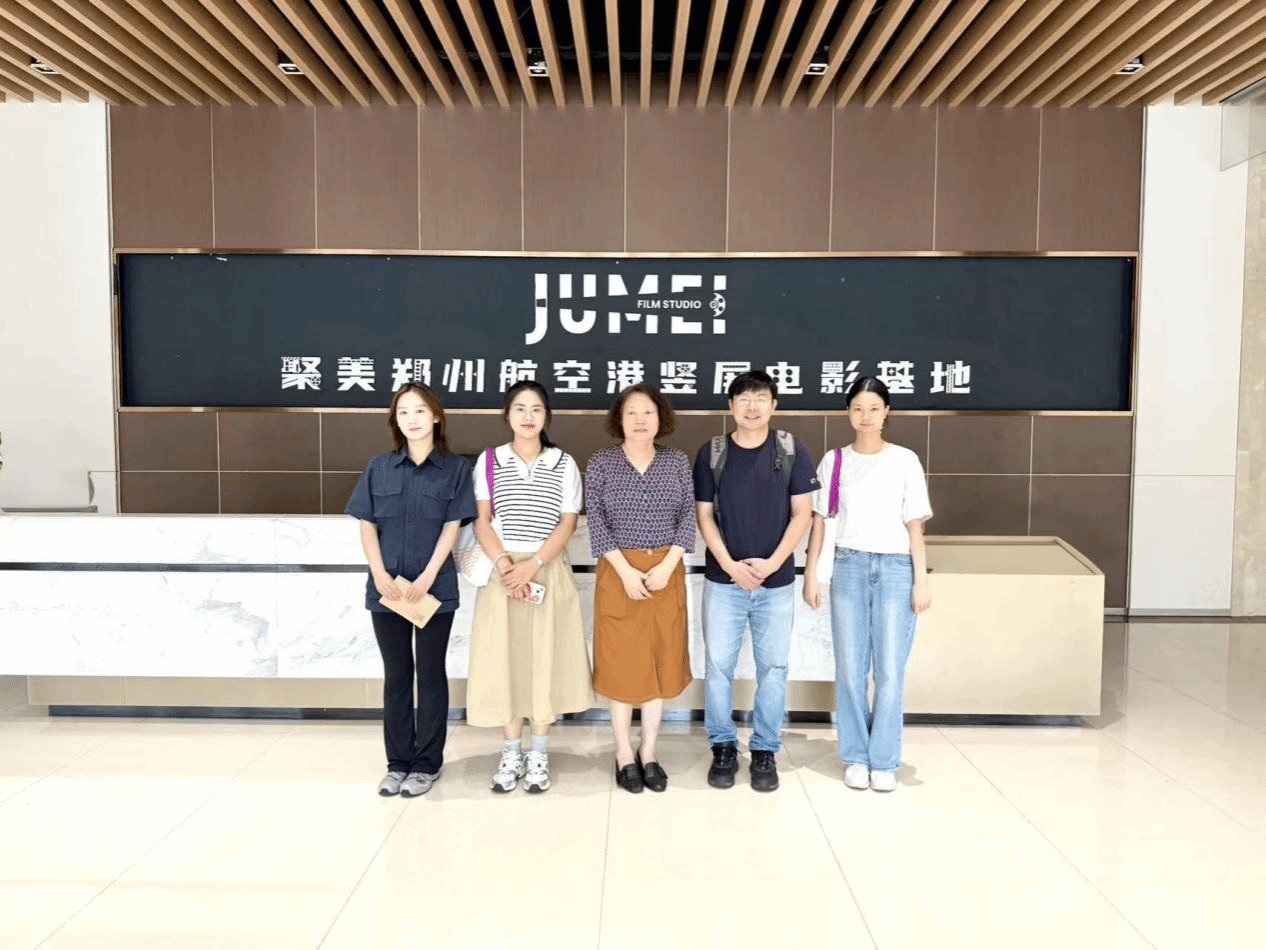 企业场地运营负责人刘瑜涵热情接待九州