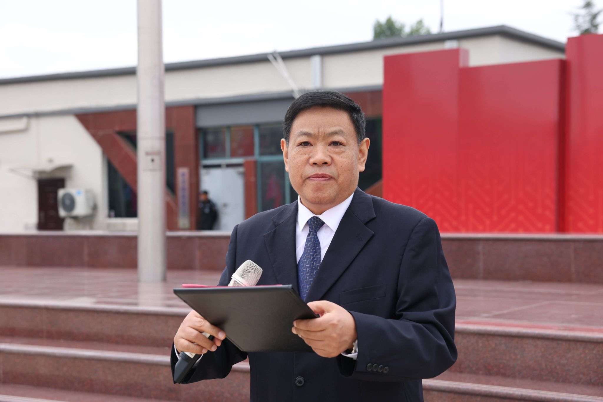 大会在庄严的升旗仪式中拉开帷幕