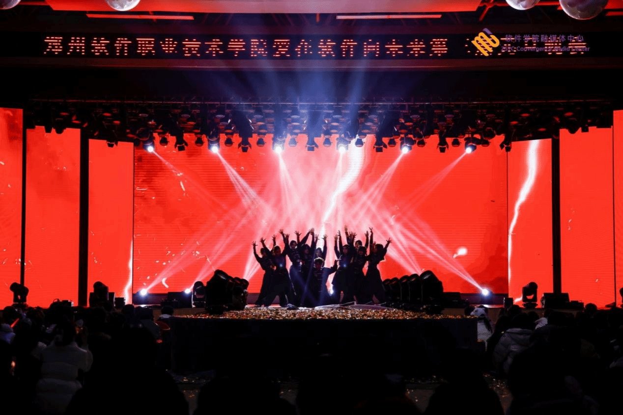 他们代表全体师生向过去一年辛勤耕耘的