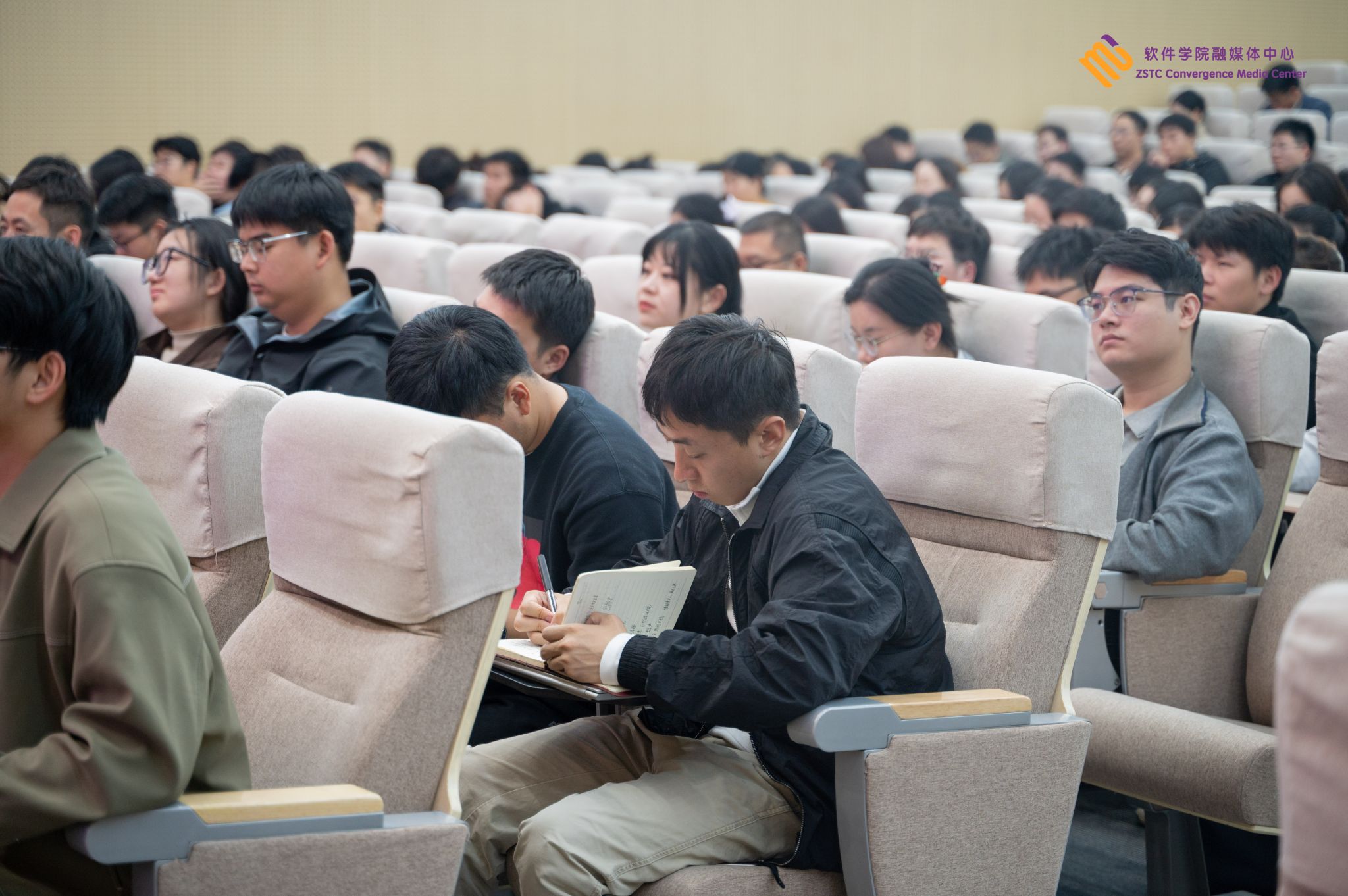 在报告厅为全校任课教师带来了一场专题
