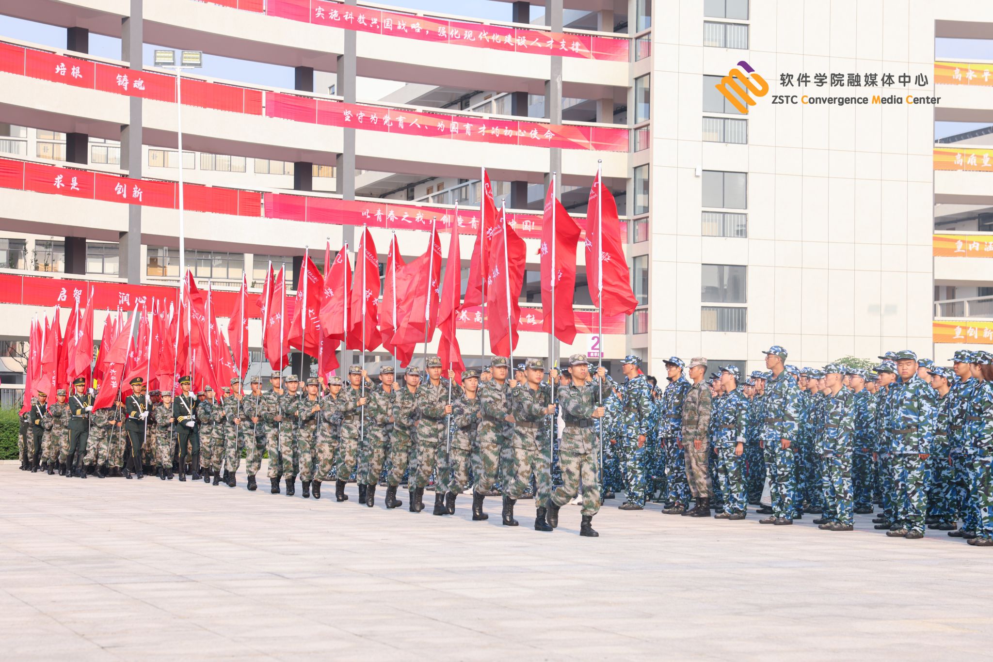 在雄壮的国歌声中