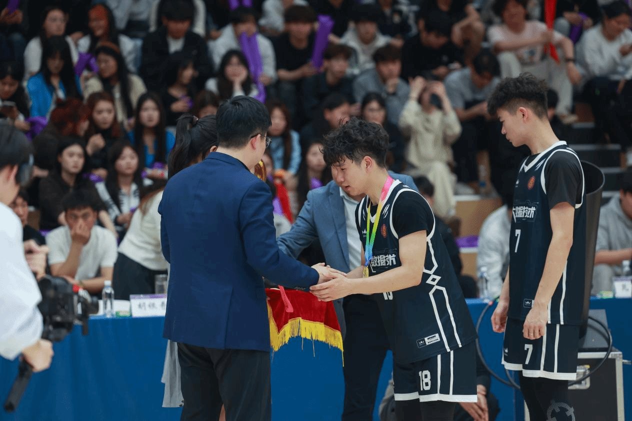 全场师生肃立齐唱中华人民共和国国歌