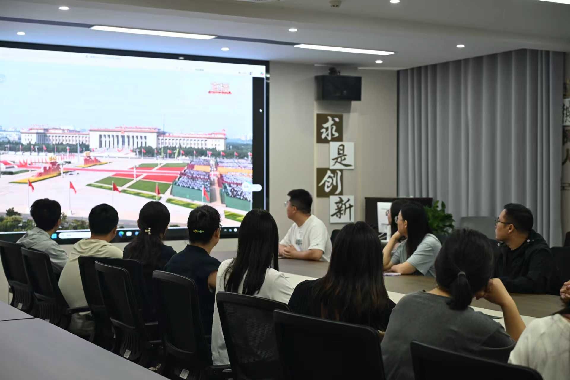 广大师生集中在报告厅