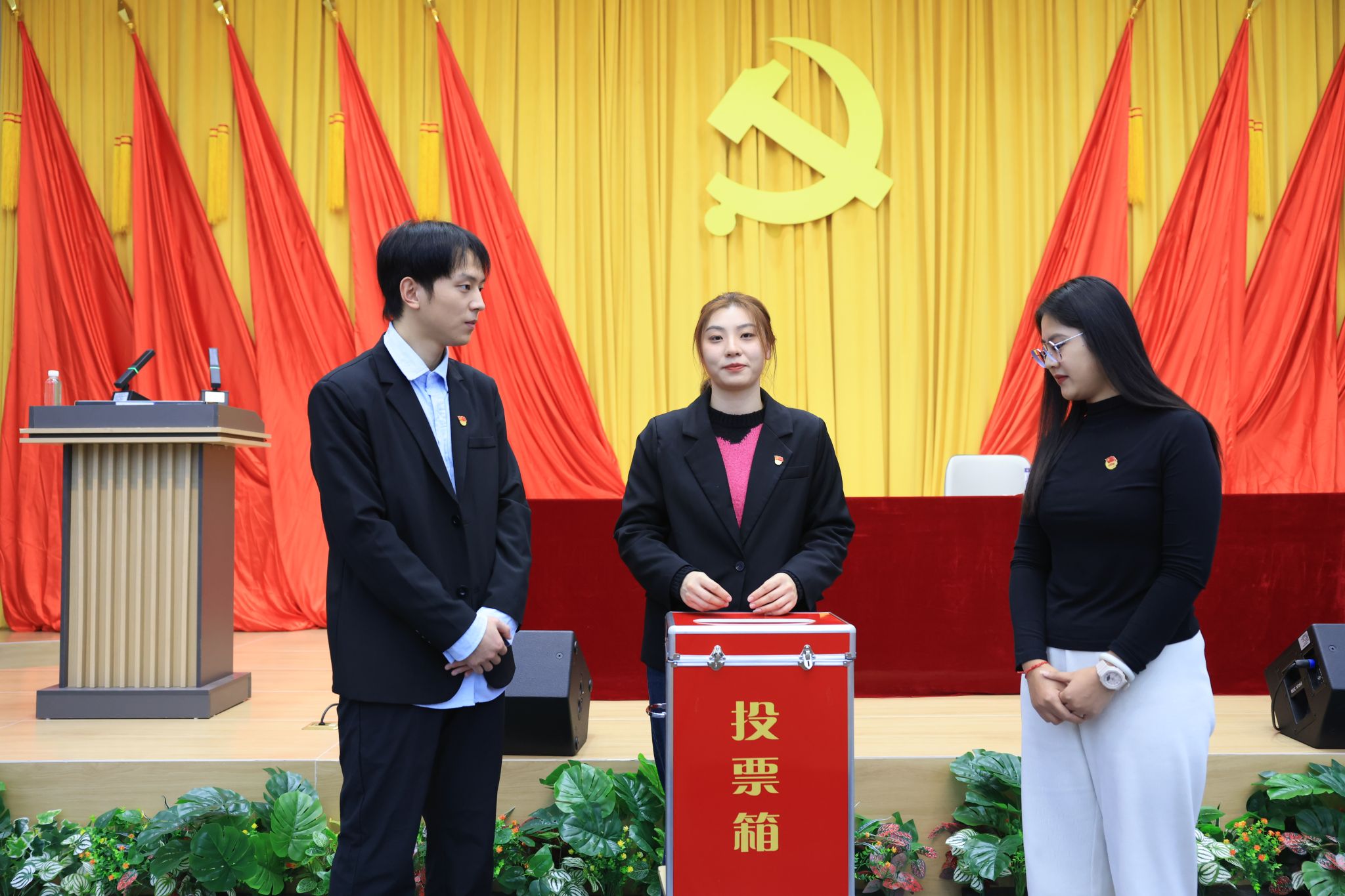 根据《中国共产党章程》《中国共产党基