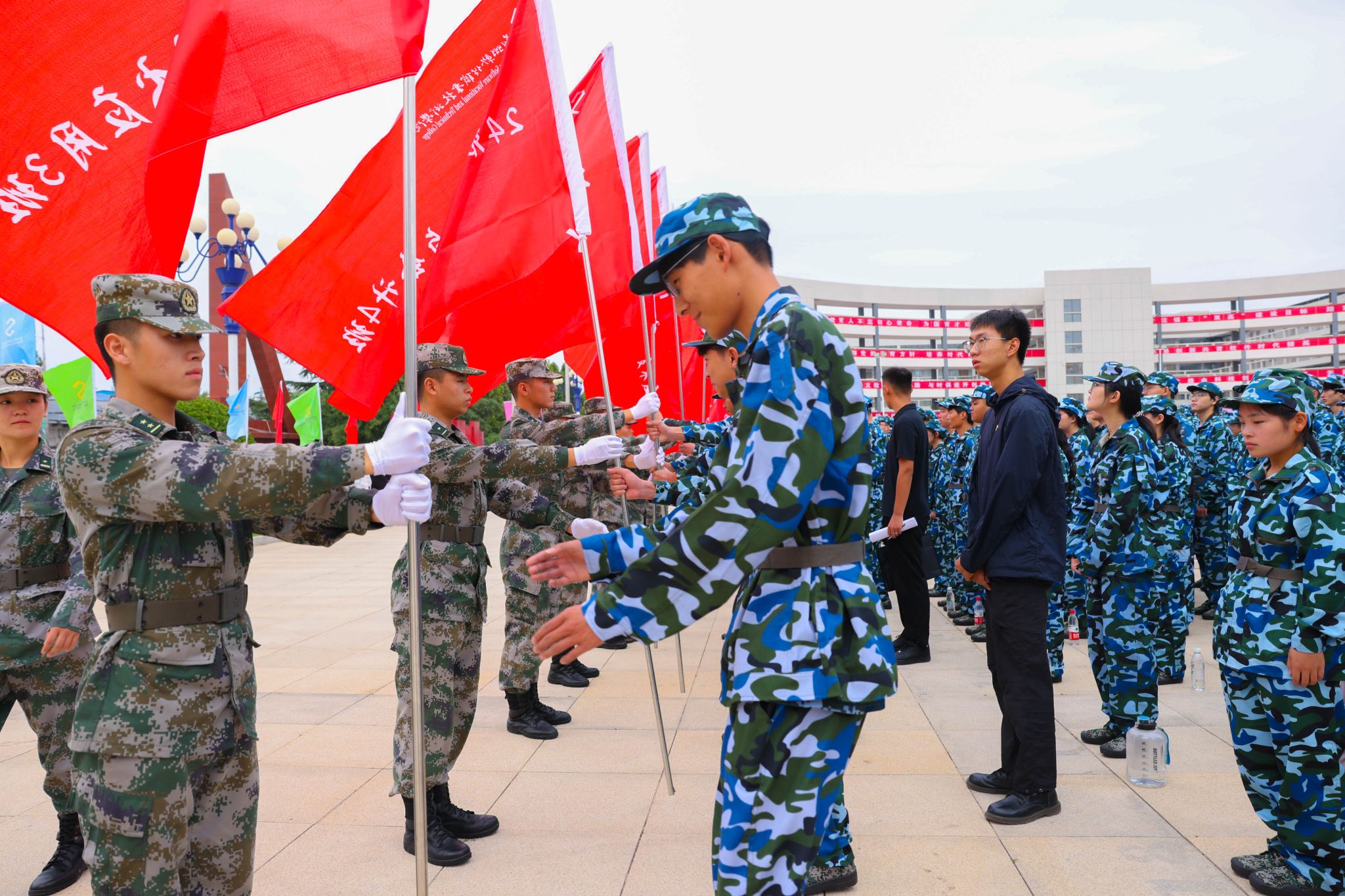 副校长许心思及在校中层干部出席大会