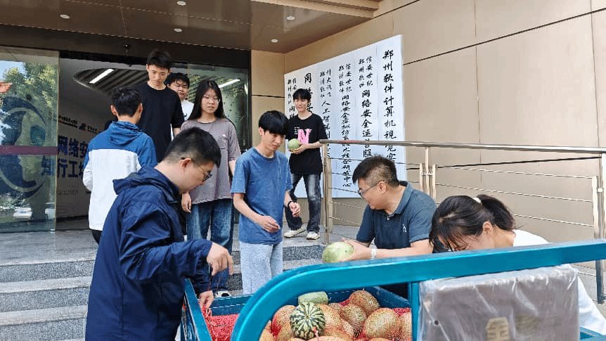 王利凯一行深入校园实训一线