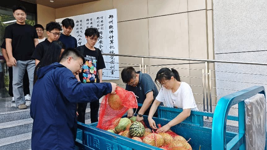 走访慰问暑期留校开展企业项目实践的教