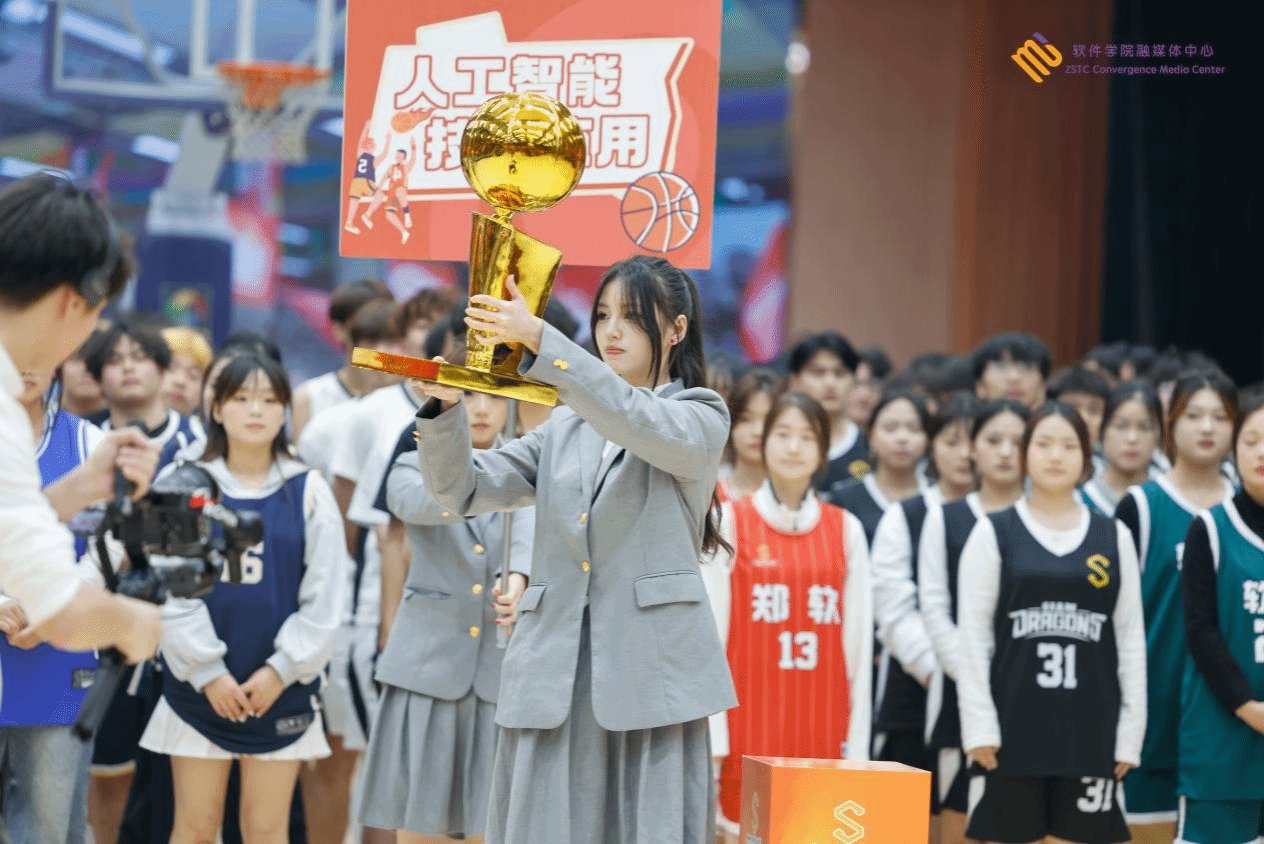 英语教师韩乐担任赛事解说