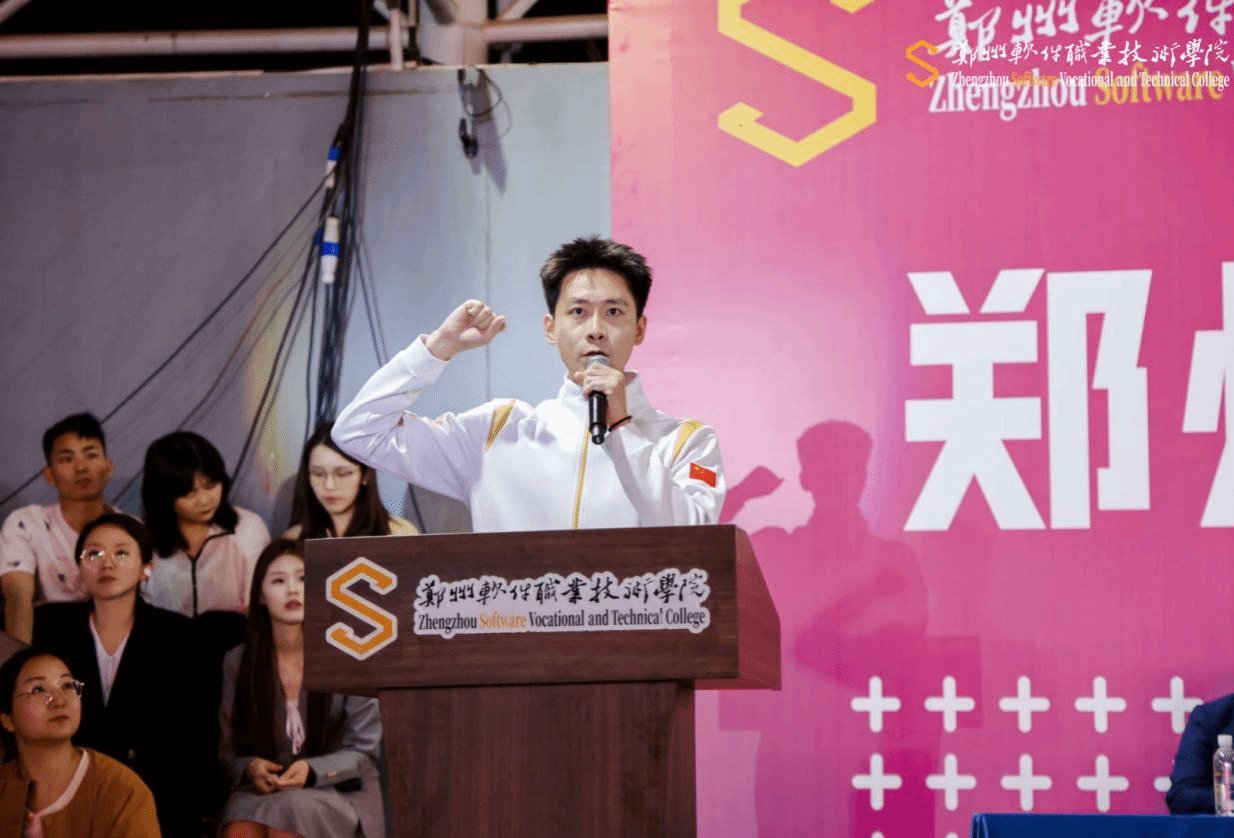 机器狗身着传统舞狮服饰亮相