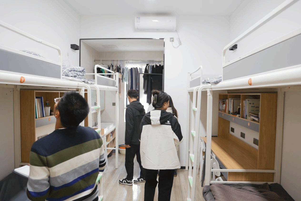 督促同学们改善宿舍卫生
