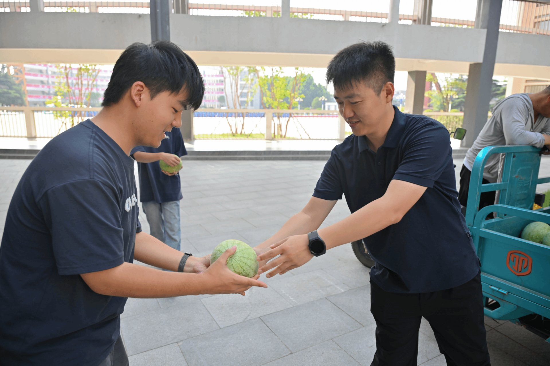 清晨七点多