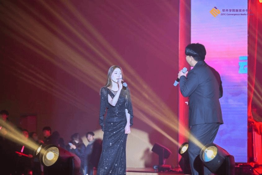 展演在充满活力的开场节目中拉开帷幕