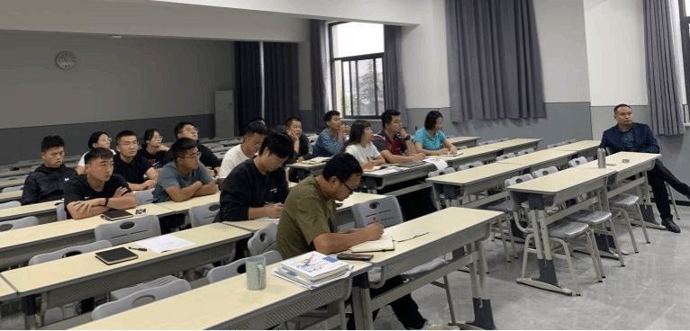 基础教学部主任胡银着出席会议