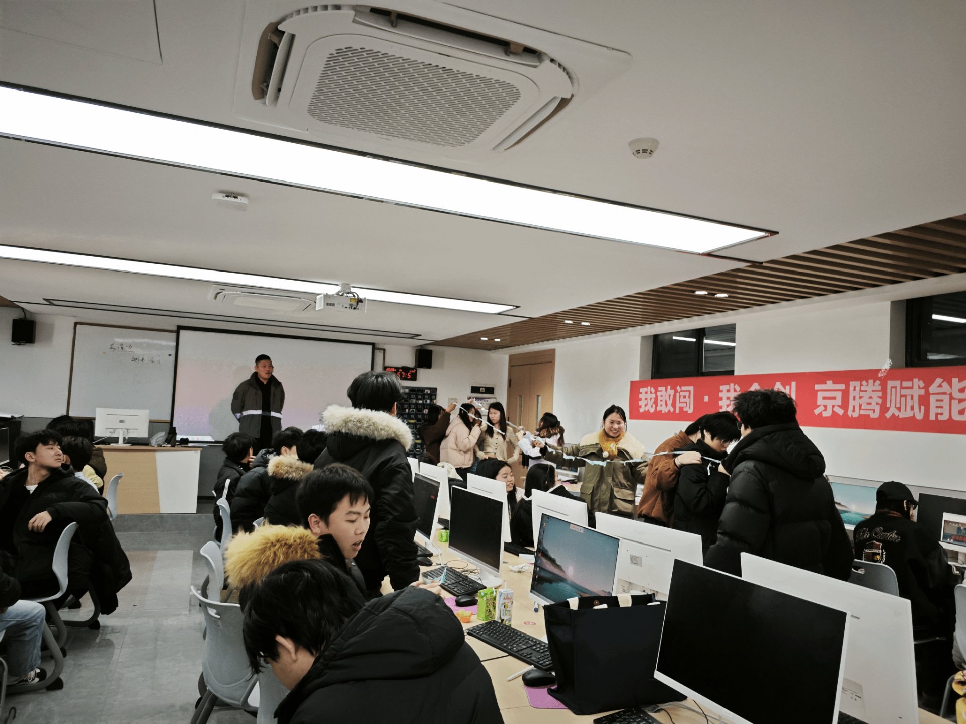 落实“专业建在产业链