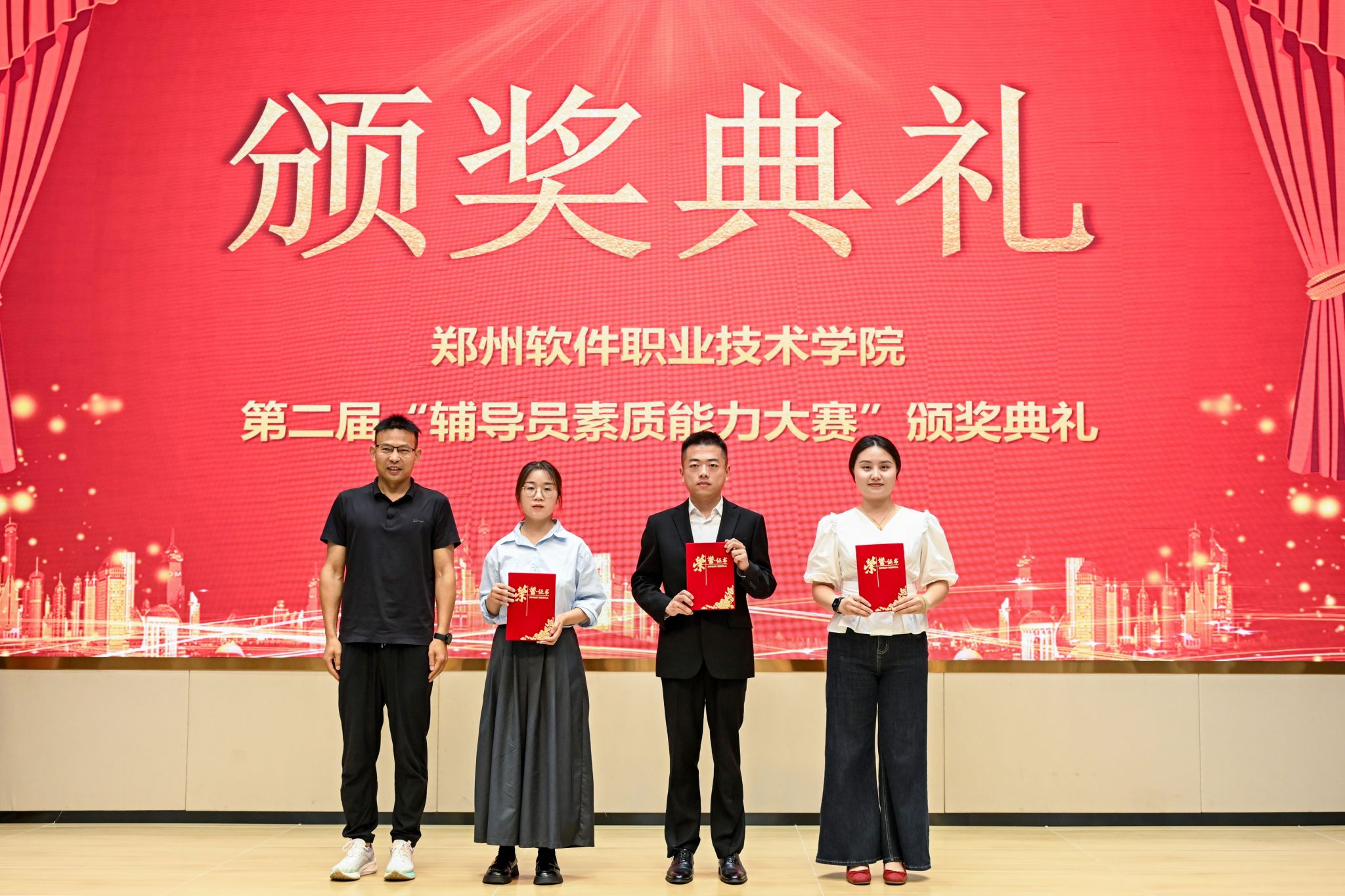 采用闭卷作答方式进行