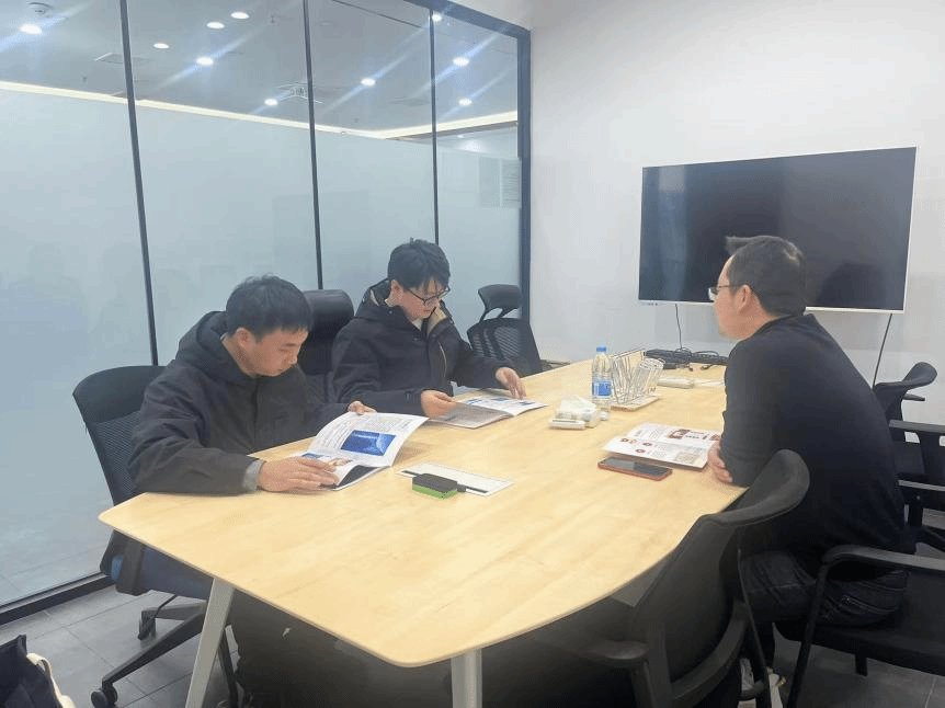 专任教师浮立路一行