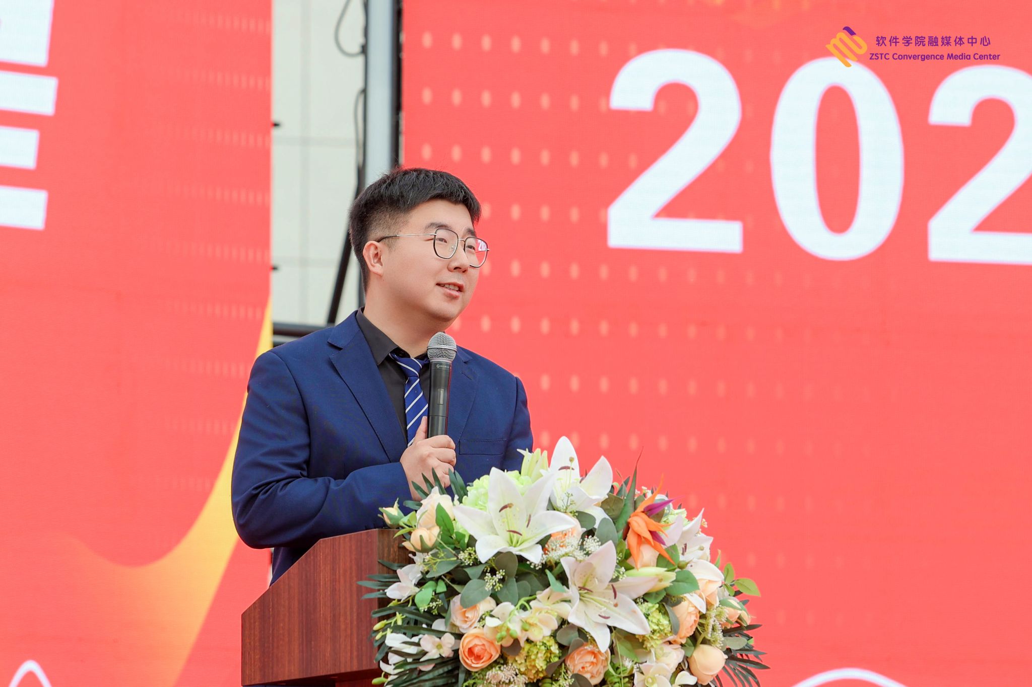 身着整齐迷彩服的新生们精神抖擞