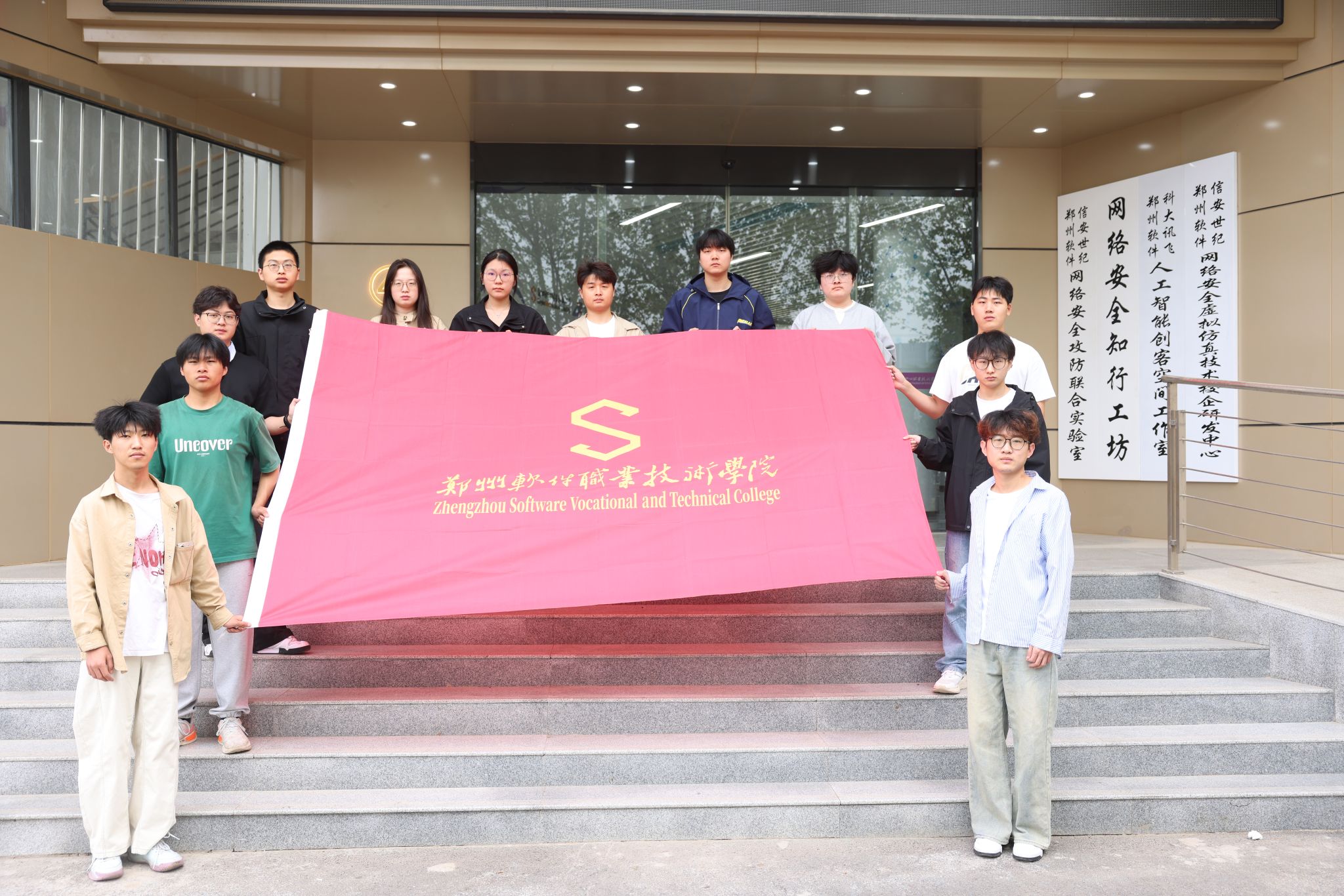 郑软参赛队伍凭借扎实的专业功底与过硬
