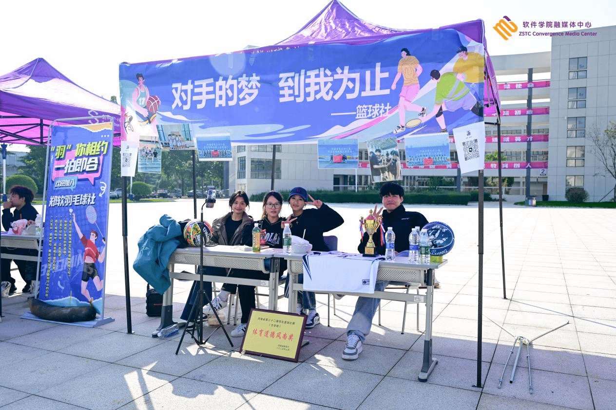 并与参与展示的师生进行亲切交流