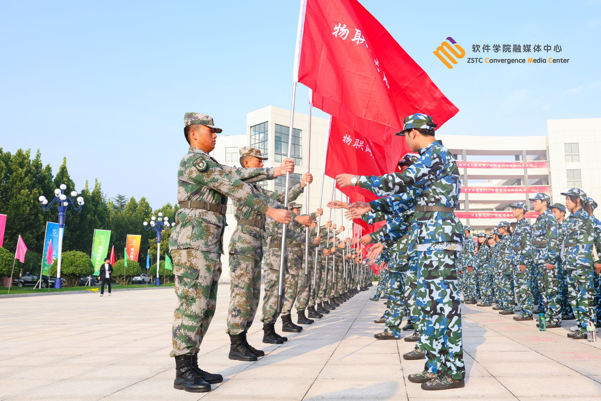 鲜艳的五星红旗冉冉升起