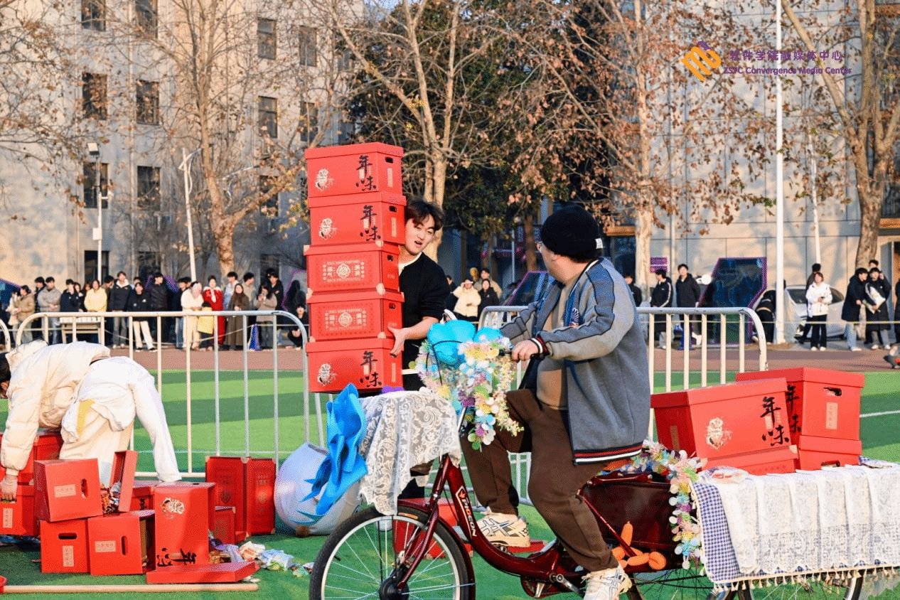 现场洋溢着欢乐祥和的节日氛围