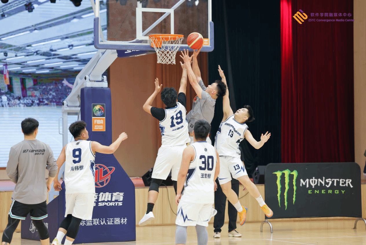 各班及各专业代表队旗有序入场