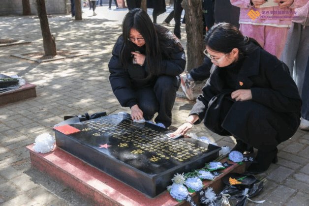 校团委组织师生代表前往新郑市烈士陵园
