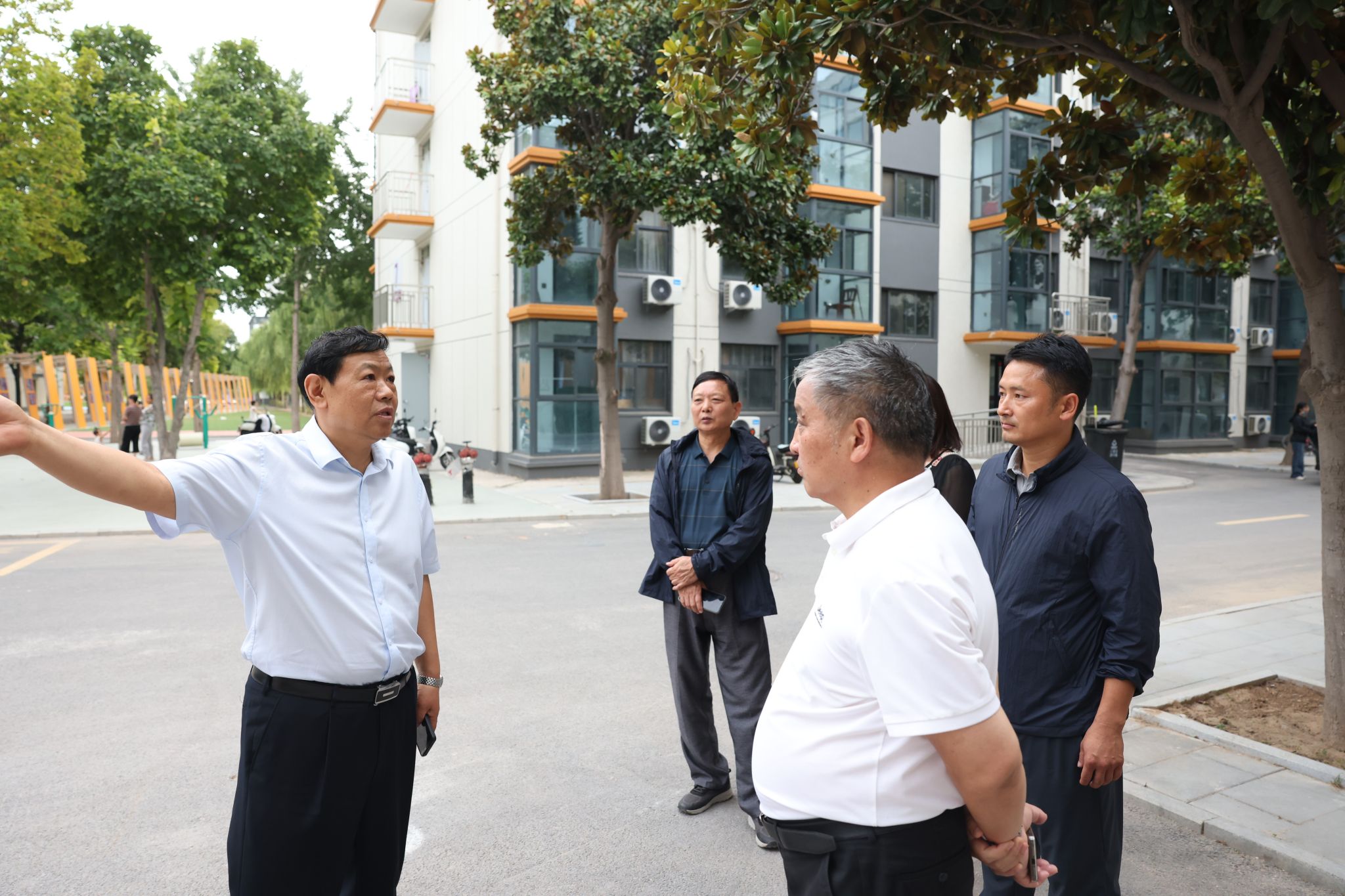 会议由校长秦方奇主持
