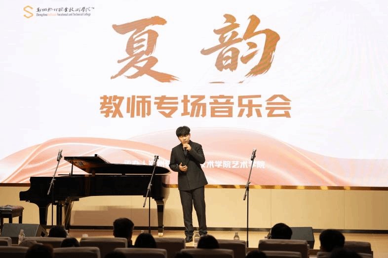 全校师生代表应邀到场观看演出