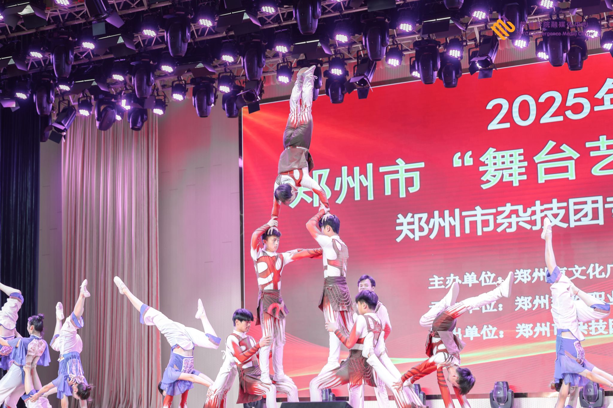 郑州市杂技团走进郑州软件职业技术多乐