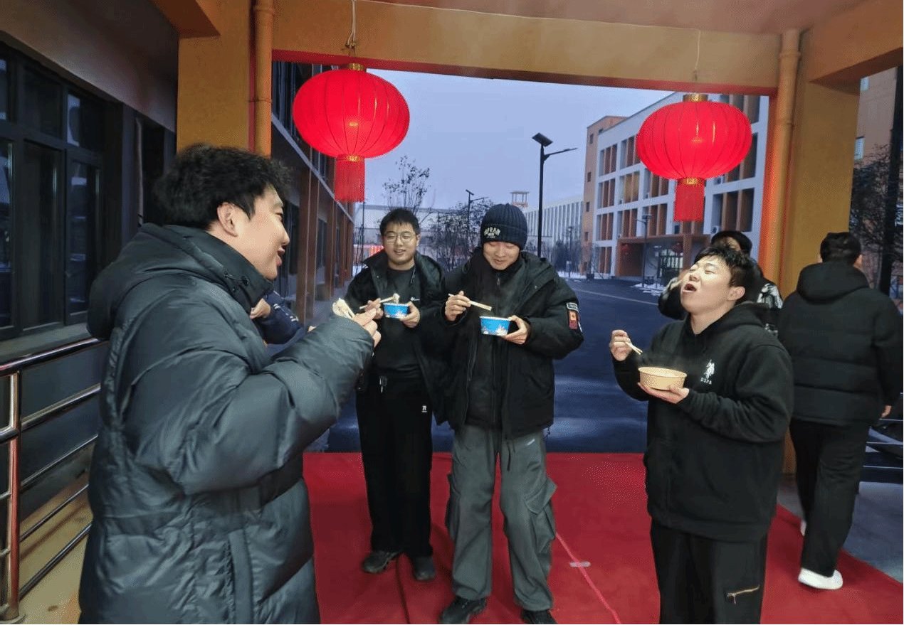 当城市洋溢阖家团圆的喜庆时